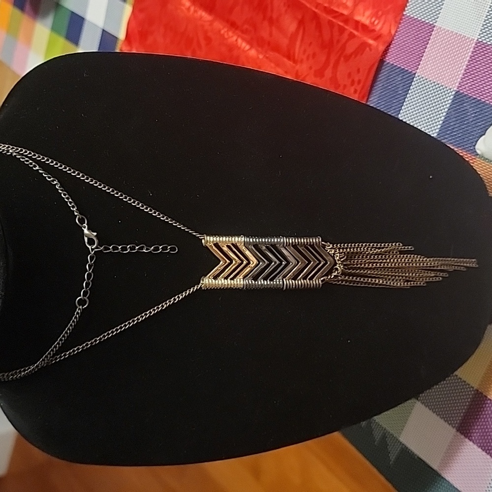 A07 Metallic statement necklace